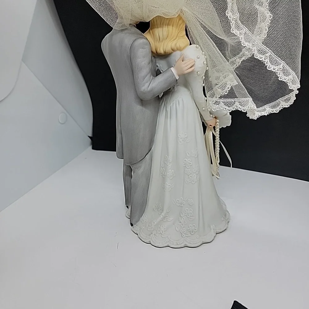 Vintage EHW 1987 Porcelain Bride And Groom Figurine Music Box Wedding March - Picture 6 of 10